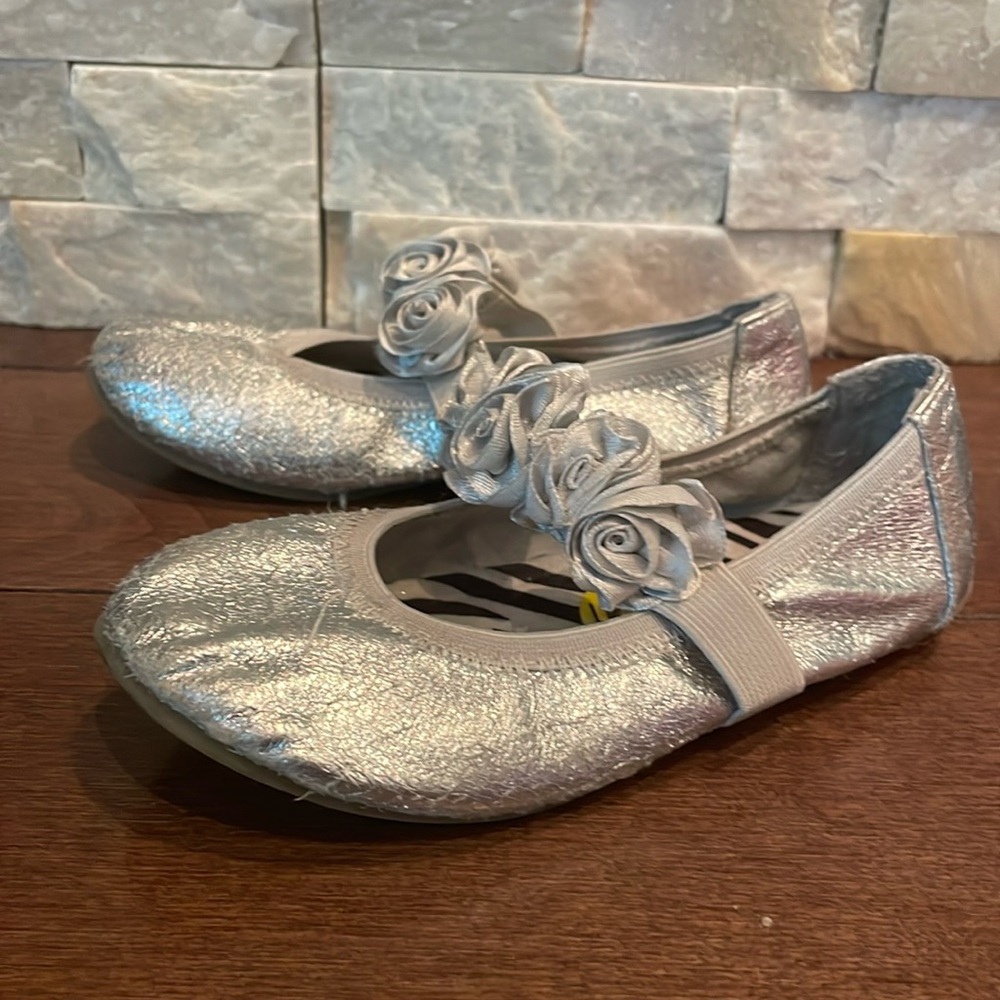 Michael Kors Silver shoes with Rosettes